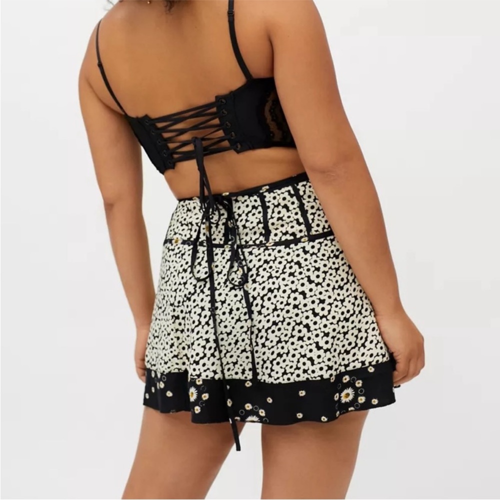 Urban Outfitters Esme Flirty Wrap Mini Skirt Black White Daisy Floral Print NEW - Picture 5 of 9